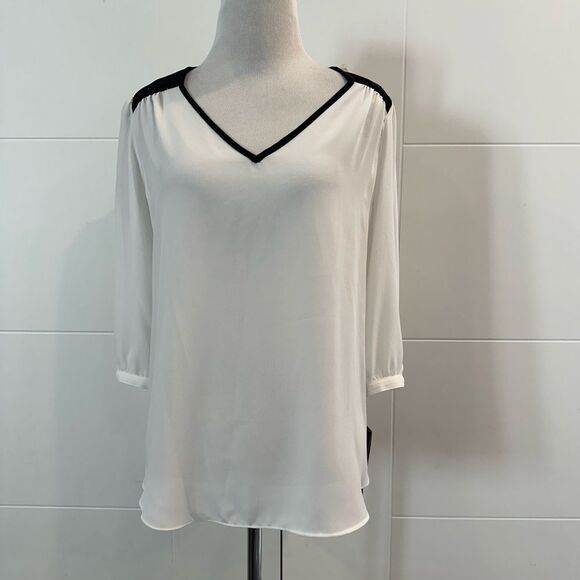 NWT BCX White and Cream Relaxed Blouse with Black Accents size medium - Picture 5 of 8